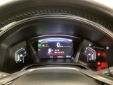 ハイブリット車専用のメーターです。中央のスピードメーターより左右のサブデスプレイで燃費や動力伝達などの情報が見れるようになっています。