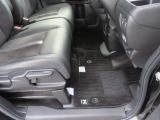 【フロントのフロアマット】前席は純正フロアマット付きです。大きな汚れもなく、使用感も少なめで綺麗な状態です。