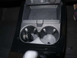 <オープンタイプカップホルダー>センターパネル下部に設置されていますので使いやすさバッチリ!運転席からも助手席からも手の届く位置です!