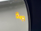 【ブラインドスポットモニター】走行中、ドアミラーの死角になりやすい箇所に後続車が接近するとサイドミラー付近に警告を表示、ドライバーに注意喚起をしてくれます。