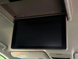 【後席モニター】家族や友人とお出かけする機会が多い方に大人気の後席モニターを装備!見やすい位置に画面がありテレビやDVDの視聴も快適!友達もお子様も、後席にしか乗らなくなるかも??