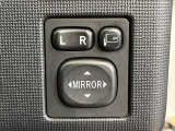 【電動格納ミラー】サイドミラーは電動格納式となっており、狭い駐車場でもキズがつくリスクを抑えられます。