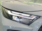 【LEDヘッドライト】悪天候や夜間走行時も良好な視界を確保し安心して運転できる高輝度LEDヘッドライトを装備!点灯速度が早く、消費電力も抑えられています。