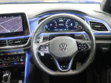 Volkswagen全車共通の上質な本革を使用した手触りのしっとりとしたステアリングです。唯一素肌が触れるハンドルは上位モデルと同じ握り心地になっております。