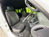 運転席まわりには十分なスペースがあり、大柄な方でもゆったり運転していただける環境です。