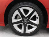 215/45R17タイヤ&17&times;7Jアルミホイール(ブラック塗装・樹脂加飾パーツ+センターオーナメント付)装着です。
