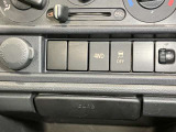 【パートタイム4WD】ぬかるみや雪道など、滑りやすい路面でも、ボタンひとつで2WD(後輪駆動)&hArr;4WDの切り替えが可能です。