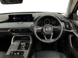 【運転席インテリアデザイン】左右対称のインテリアデザインでドライバーを包み込み運転に集中できるように設計されています。