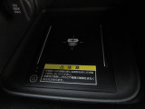 置くだけでワイヤレスで充電可能です。
