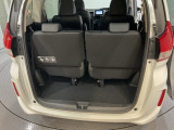 3列めを使用した場合の荷室です。