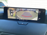 狭い場所での駐車やすれ違いなどでより的確な運転操作に役立つ360&deg;ビューモニターが装備されています。
