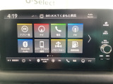 Honda CONNECTディスプレーはナビ、スマホ連携、車両情報表示、各種設定操作を一つに集約した高機能タッチパネル。直感的に使える便利なインターフェースです。
