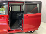 【両側オートスライドドア】子供を乗せたりするのにも隣のお車を気にせずストレスフリー★雨の日などはリモコンキーからドアの開閉ができとても便利♪