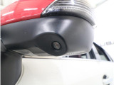 助手席側で見えにくい左前方の映像を、車内のマルチファンクションディスプレイに映し出します。前方への駐車や左寄せ、狭い道でのすれ違いなど、さまざまなシーンで安心して運転できる便利な機能です。