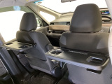 運転席・助手席の背もたれには、2列目シート用にカップホルダー付きの「格納式のシートバックテーブル」を装備しています。休憩時のちょっとした時間などカップを置いたり、小物置きに使えて便利です。
