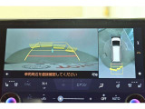パノラミックビューモニター付きです。車両を上から見たような映像をディスプレイオーディオ画面に表示。運転席からの目視だけでは見にくい、車両周辺の状況をリアルタイムでしっかり確認できます。