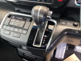 【アイドリングストップ】信号待ちなどで一時停車したとき、自動的にエンジンがストップ。燃費の節約になります。