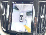 【360&deg;ビューカメラ】4台の高解像度カメラで360度の鳥瞰図を表示。隣の車や壁、死角にある障害物などを画面で確認できるため、狭いスペースでの駐車・出入りも安心です。