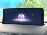 【10.25インチマツダコネクト】車内の雰囲気にマッチした大型ディスプレイ。スマホ接続でのナビ使用やBluetooth再生等、様々な機能が楽しめます。直感的なダイヤル操作が可能で、使い勝手も良好です。