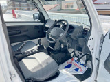 ゆとりをもって運転できる広くて快適な室内。広々ドアの開閉部で乗り降りもラクラク!さらに消毒済みなので安心ですよ!