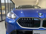 エンジェルアイ、イカリングと呼ばれるBMWのライトの正式名称は「コロナリング」です。一目でBMWとわかる伝統のデザインです。