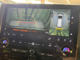 【パノラミックビューモニター】専用のカメラにより、上から見下ろしたような視点で360度クルマの周囲を確認することができます☆死角部分も確認しやすく、狭い場所での切り返しや駐車もスムーズに行えます。