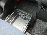 助手席シートアンダーボックス(車検証収納トレイ付)