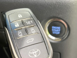 【スマートキー】カバンやポケットに入れたままでもドアの施錠・解錠が可能なスマートキーを装備。エンジンのオン・オフ時もカギを取り出す必要が無いからとっても便利です♪