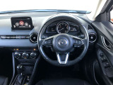 【運転席インテリアデザイン】左右対称のインテリアデザインでドライバーを包み込み運転に集中できるように設計されています。