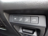運転席はメモリー付きパワーシート。リアゲートは電動です。