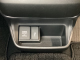 アクセサリーソケットはUSBのアダプターなどをつければ、スマホの充電にも使えます。横にはナビゲーション用の外部入力可能なUSB端子がついており、周辺には物が置けるボックスがついています。