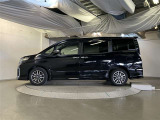 助手席側は電動スライドドアになってます。運転席やキーのリモコンで開閉できるので手が塞がっていても楽に積み降ろし出来ますよ。