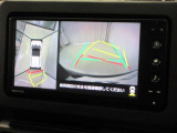 パノラミックビューモニター付きです。車両を上から見たような映像をナビゲーション画面に表示。運転席からの目視だけでは見にくい、車両周辺の状況をリアルタイムでしっかり確認できます。