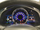 ハイブリット車専用のメーターです。中央のスピードメーターより左右のサブデスプレイで燃費や動力伝達などの情報が見れるようになっています。