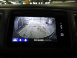 バックカメラの画像です。ガイドラインがスムースな車庫入れをサポートいたします。車庫入れの安心感がアップしますね。