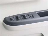 《パワーウインドウスイッチ》車の基本装備のひとつのパワーウインドウです。オート機能もあって、押し方の強弱で調整も出来ます。