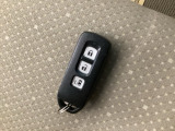 スマートキーは荷物を持っている時でも、キーを取り出さずドアの施錠・開錠ができます。
