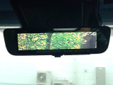 【デジタルインナーミラー】後席の大きな荷物や同乗者で後方が確認しづらい時でも安心!カメラが撮影した車両後方の映像をルームミラー内に表示。クリアな視界で状況の確認が可能です!