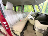 運転席まわりには十分なスペースがあり、大柄な方でもゆったり運転していただける環境です。