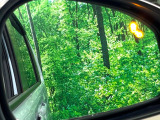 【ブラインドスポットインフォメーション】走行中、ドアミラーの死角になりやすい箇所に後続車が接近するとサイドミラー付近に警告を表示、ドライバーに注意喚起をしてくれます。