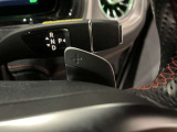 ステアリングボタンは、使いやすいデザインでございます。ステアリング付近のレバーや、ステアリングボタンで追従機能の操作も可能でございます。
