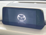 【マツダコネクト8型ナビ】車内の雰囲気にマッチした一体型タイプのナビ。各種車輌設定やBluetooth再生等、様々な機能が楽しめます。直感的なダイヤル操作が可能で、使い勝手も良好です。