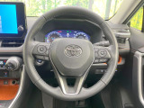 インテリアに合わせたデザインのステアリングは、運転される方のことも考え、運転しやすい形状、大きさです。是非一度、実際に触ってお確かめください。