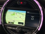 ●純正ナビ:一体感のあるナビは、高級感ある車内を演出してくれます。オーディオ機能も充実しておりますので、運転もより楽しめます♪