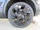 タイヤサイズ フロント:235/45R20 リア:255/40R20