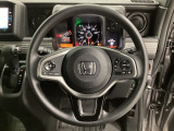 ハンドルにHondaセンシング系のクルーズコントロールやレーンキープアシストなどのスイッチと、オーディオの操作スイッチが装備されています。ハンドルから手を離さず安全に操作できます。