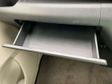 助手席側収納スペースです。