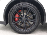21インチ大径広幅タイヤとマットブラック塗装を施した専用アルミホイールを採用しています。タイヤサイズ235/45R21