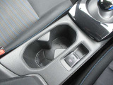運転席助手席で使用できるドリンクホルダーです。
