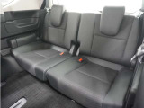ご家族とスキーやキャンプ、または年に1回、親孝行の温泉旅行。そんな時にとても役に立つ広々3列目シート。普段は畳んでおいて荷物スペースにしても良いですね!